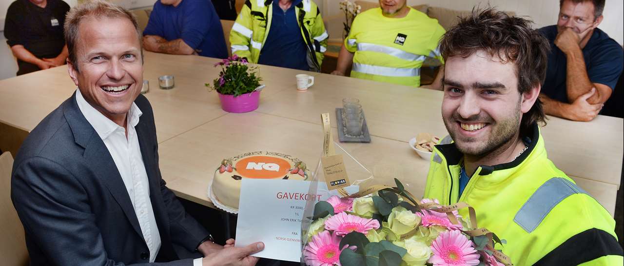 Erik Osmundsen  ga blomster og gavesjekk til  John Erik Tveitdal